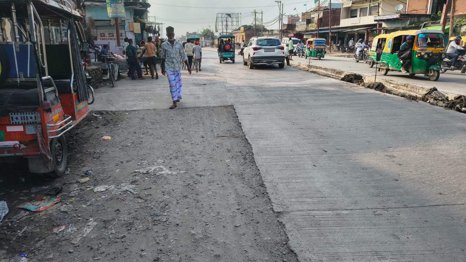 दुलहीपुर में बीच मेंं अधूरी छोड़ी गई सड़क। संवाद