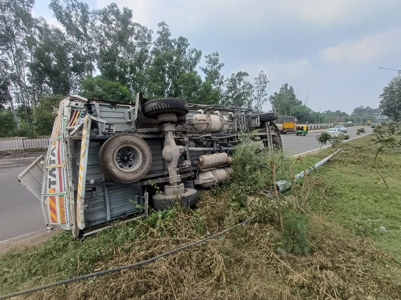 College bus collides with two trucks, students scream