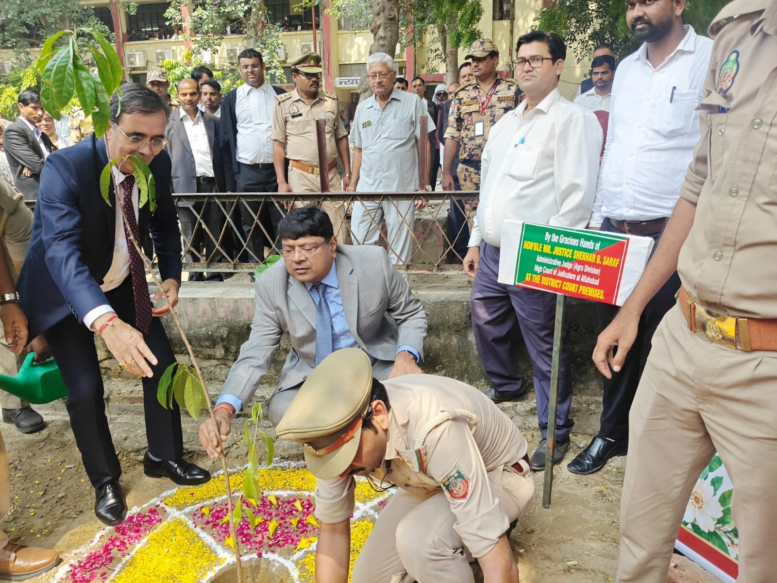 दीवानी परिसर में पौधा रोपण करते प्रशासनिक जज शेखर बी सराफ, साथ हैं जिला जज संजय कुमार मलिक व अन