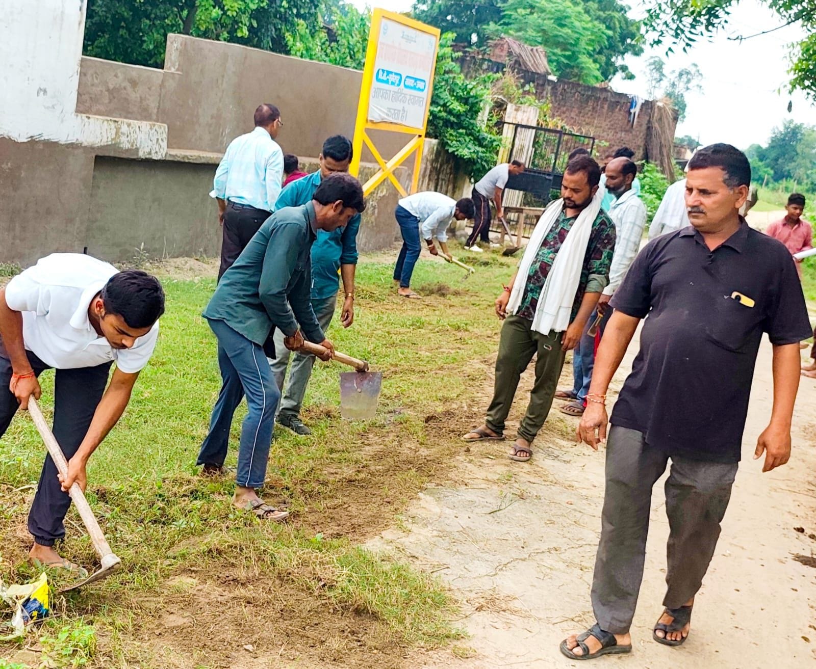 उच्च प्राथमिक स्कूल मलयपुर में शिक्षकों के साथ श्रमदान करने ग्रामीण। स्रोत: शिक्षक