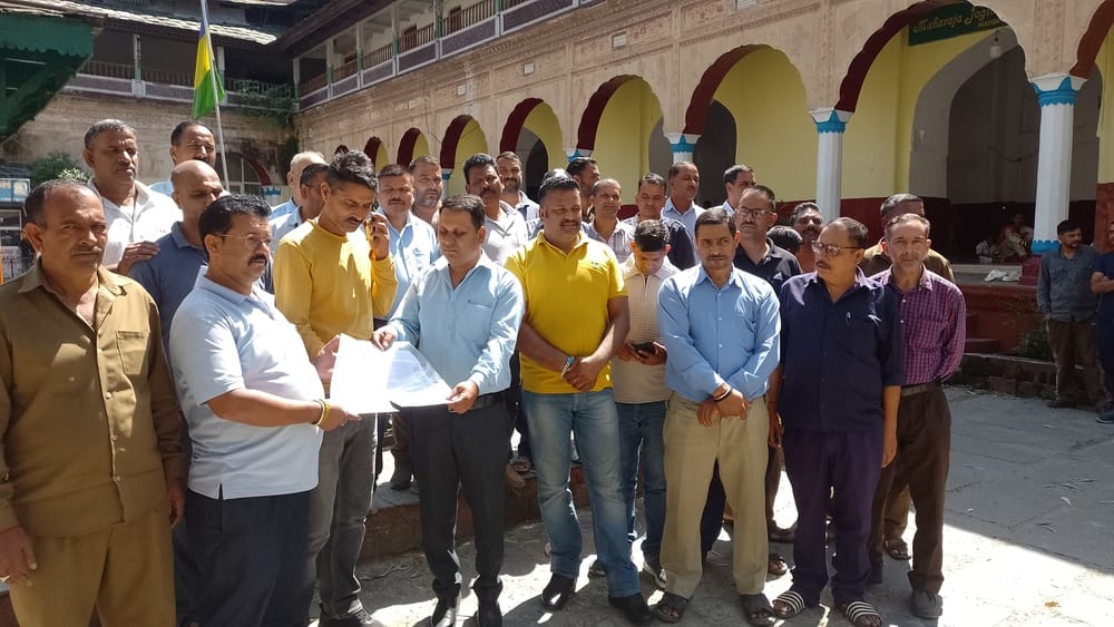 उपायुक्त कार्यालय मंडी परिसर में ज्ञापन देने से पूर्व रणनीति बनाते ऑटो रिक्शा चालक यूनियन के पद