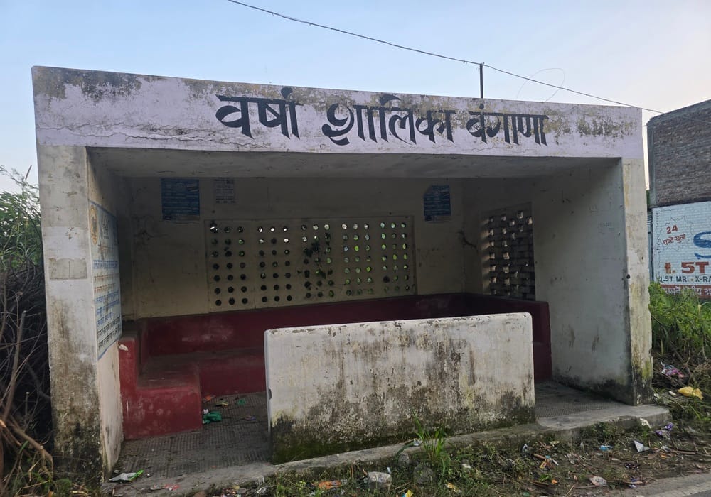 वार्षाशालिका बंगाणा के सामने से हटाई गई घास। संवाद