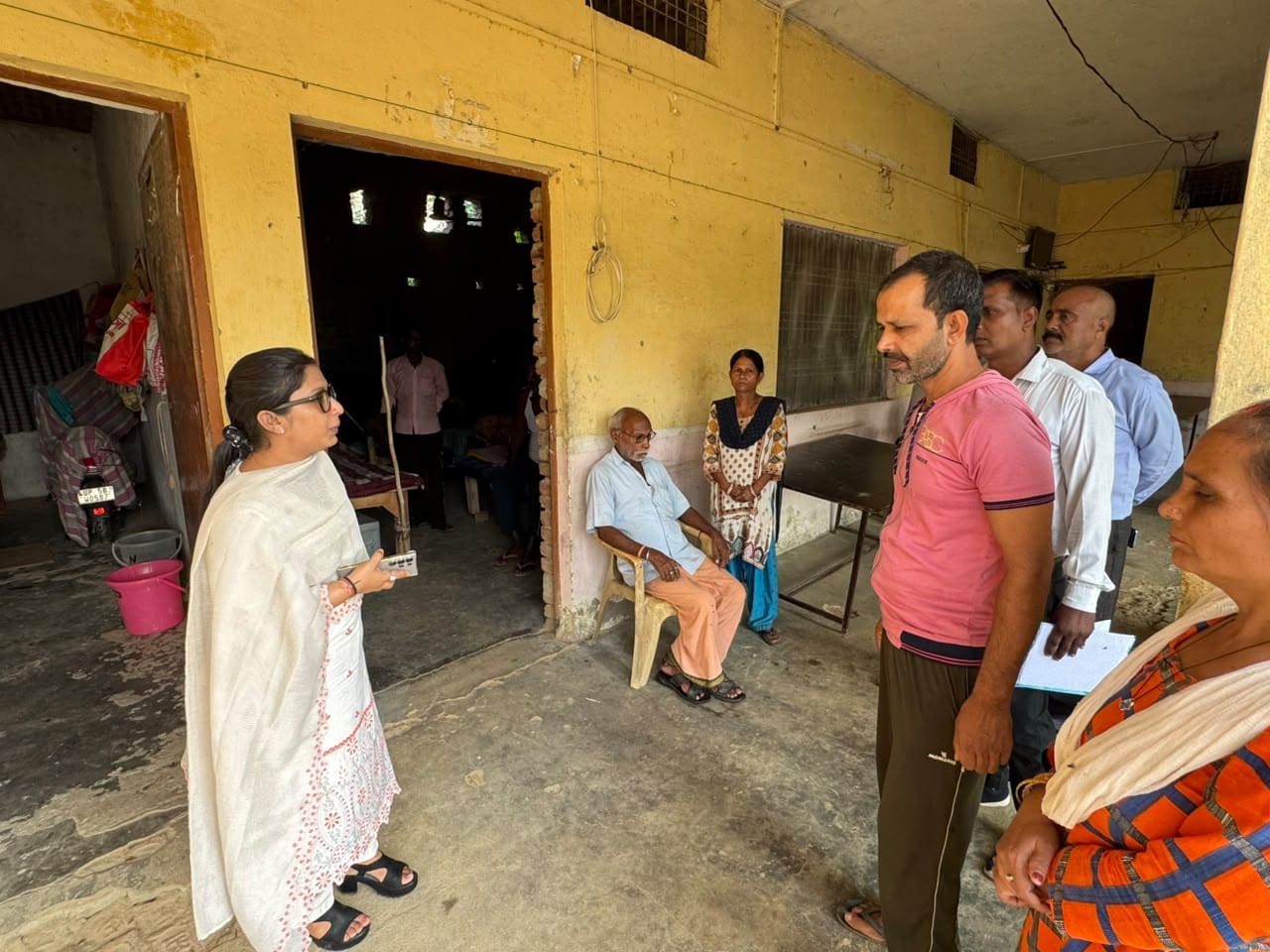 वृद्धाश्रम का निरीक्षण करते न्यायिक अधिकारी-स्रोत सूचना