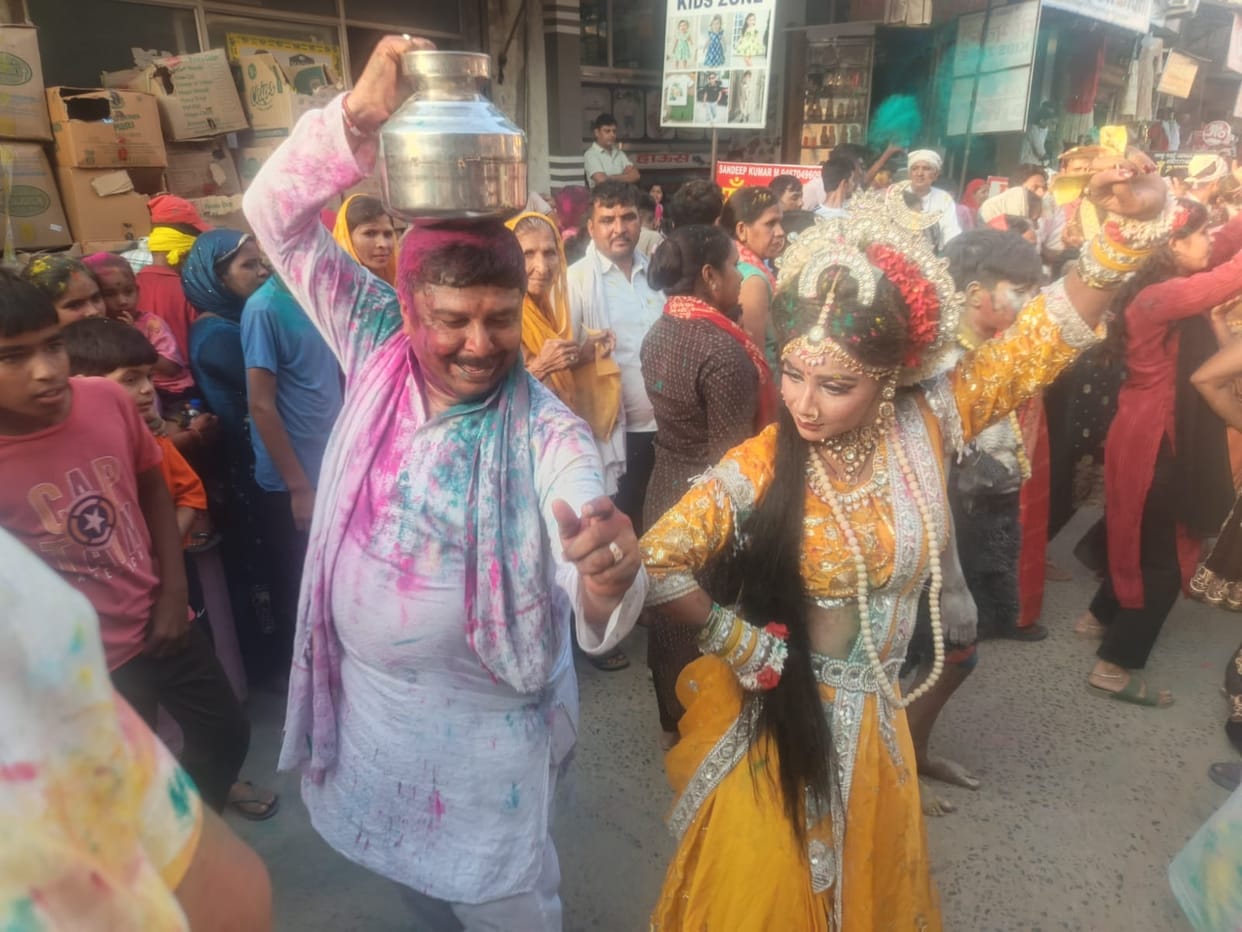 Ganesh immersion procession taken out in Julana with drums and trumpets, beautiful tableaux were the centre of attraction.