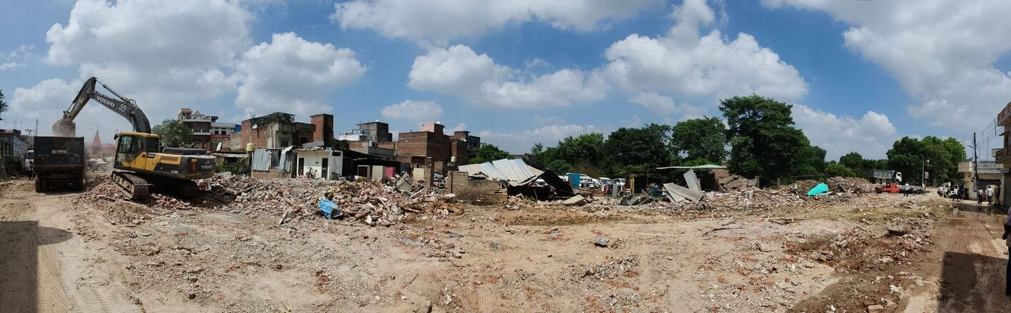 26-नाका-जनौरा मार्ग पर चौड़ीकरण की जद में आ रहे भवनों को गिराने के बाद मलबा हटाती जेसीबी।-संवाद