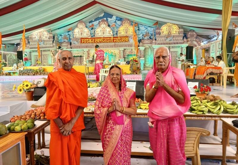 53- जैन मंदिर में अनुष्ठान में मौजूद सेवानिवृत्त न्यायमूर्ति कैलाश चंद्र व स्वामी रवींद्रकीर्ति