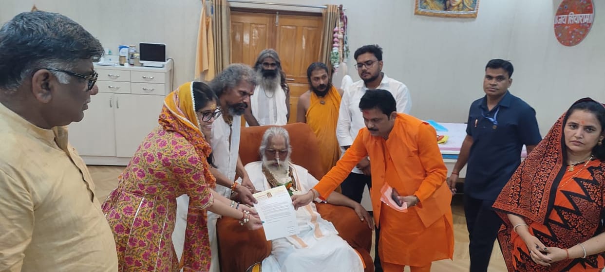 The creator of 'Hanuman Ansh' sought blessings from Mahant Nritya Gopal Das