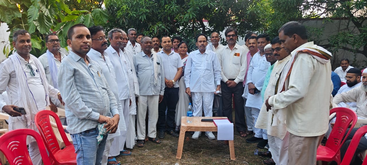 आलापुर के रामनगर स्थित समाजवादी पार्टी कार्यालय पर सोमवार को आयोजित कार्यक्रम के दौरान कार्यक