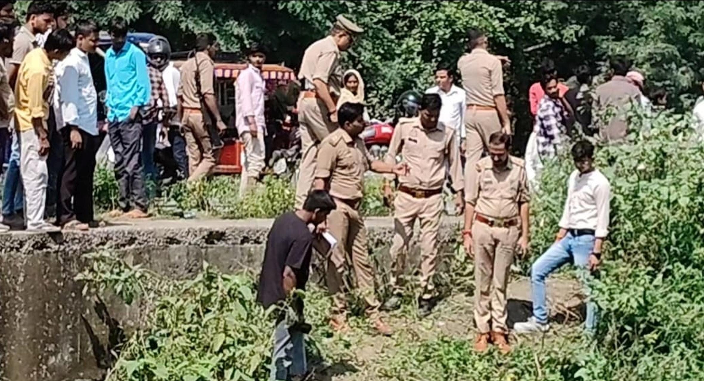 आसामरोड के किनारे शव मिलने के बाद जांच करती पुलिस।