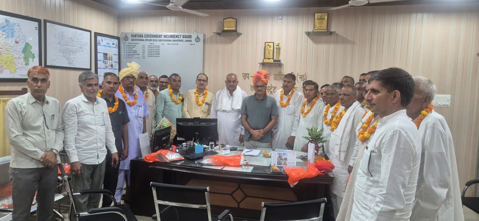 आठ गांवों के पंचायत प्रतिनिधियों को नशे को दूर करने का संकल्प दिलवाते एसडीएम मनोज दलाल।