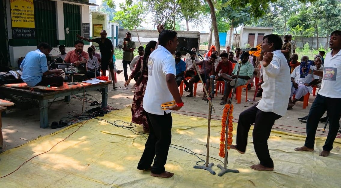 Today, the Lord has arrived in the courtyard; He looks absolutely divine...