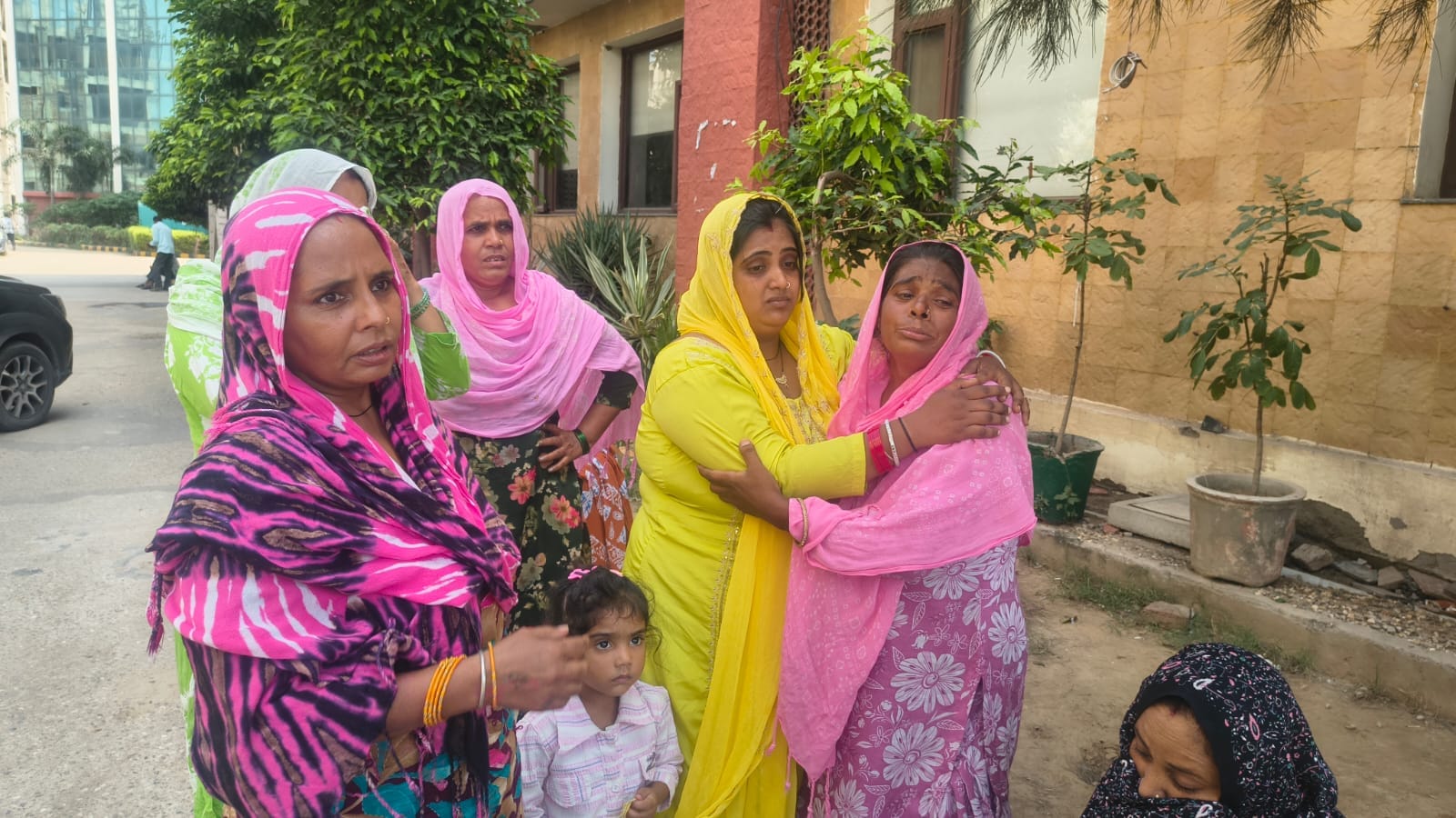 अंबाला कैंट के नागरिक अस्पताल में बेटी की मौत के बाद विलाप करतीं मां व अन्य परिजन। संवाद