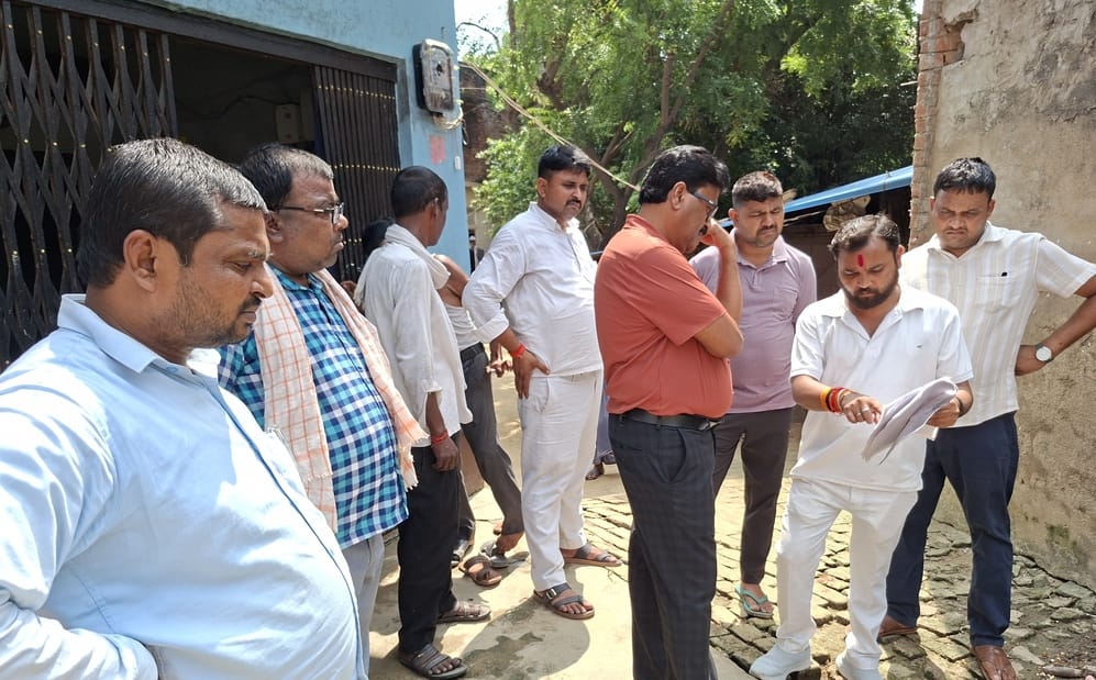 अहरौला विकास खंड के मतलूबपुर में जलनिकासी की समस्या को लेकर निरीक्षण करते बीडीओ। संवाद