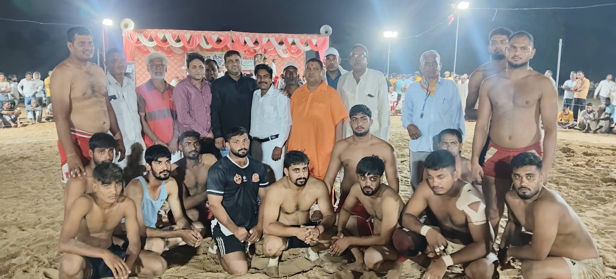 अहरोद में बाबा भैरो कबड्डी मेले में विजेता खिलाड़ी खुशी जाहिर करते। स्रोत : ग्रामीण