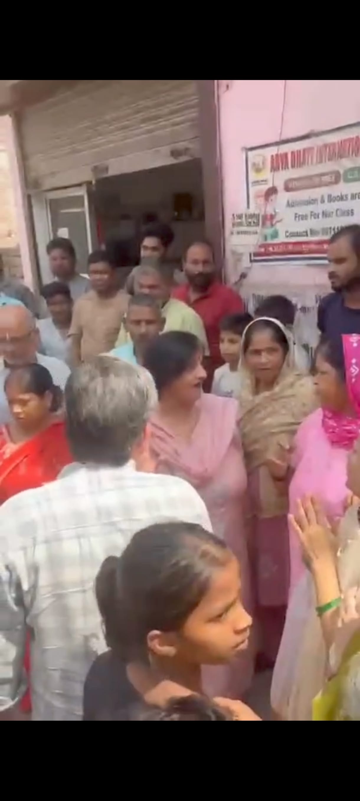 अकबरपुर बहरामपुर वार्ड में विकास कार्यों का उद्घाटन करने पहुंचीं महापौर को स्थानीय लोगों के विर