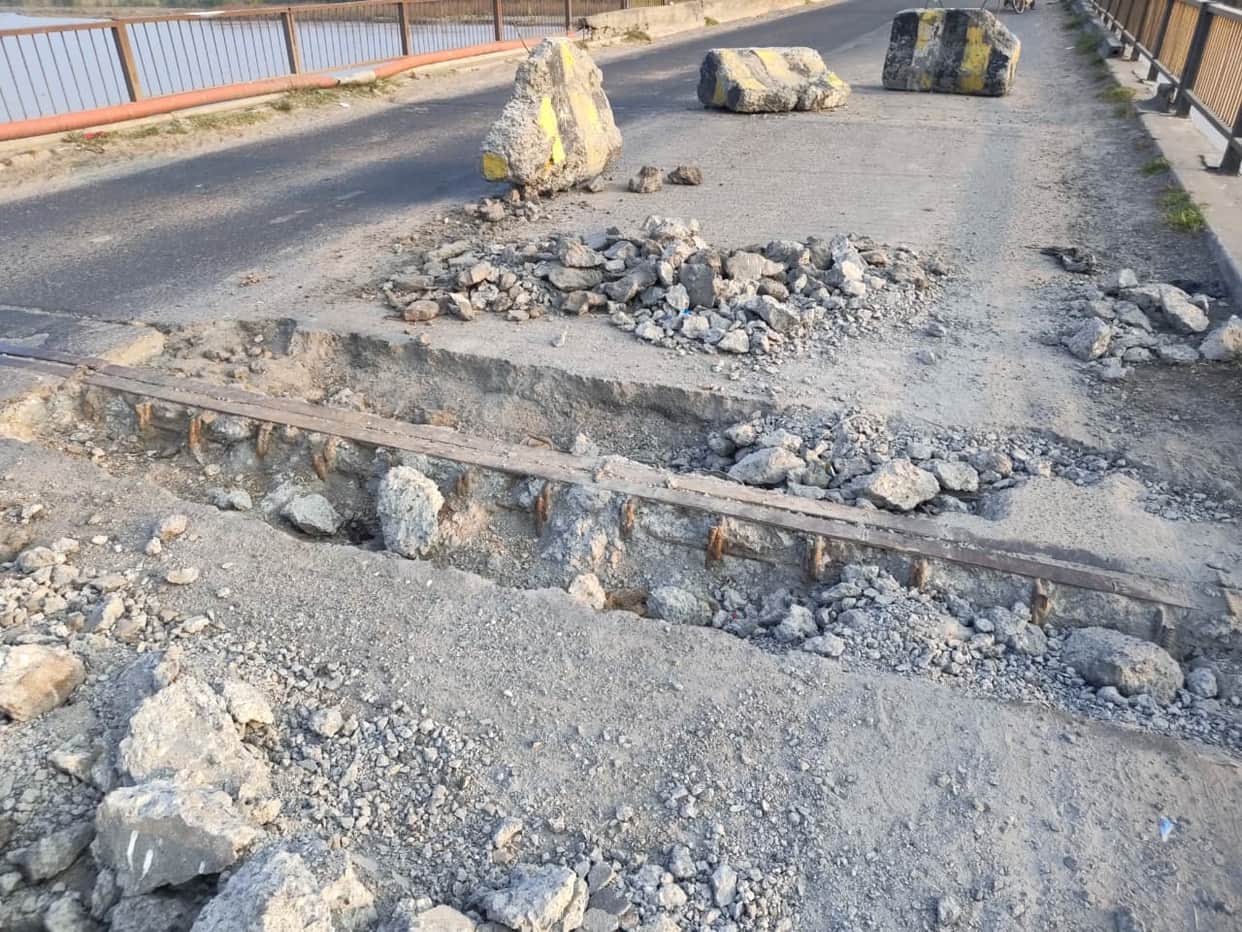 Repair work on the Ramganga bridge remains incomplete even after two weeks.
