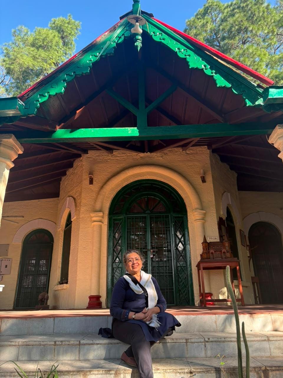 अल्मोड़ा के पाताल देवी स्थित पाइन लॉज पहुंचकर पुरानी यादें ताजा करती तनुश्री शंकर।