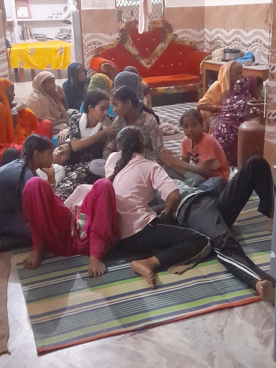 अनूपशहर के गांव नेतानगर में मृतक युवक के शोकसंतप्त परिजन। संवाद
