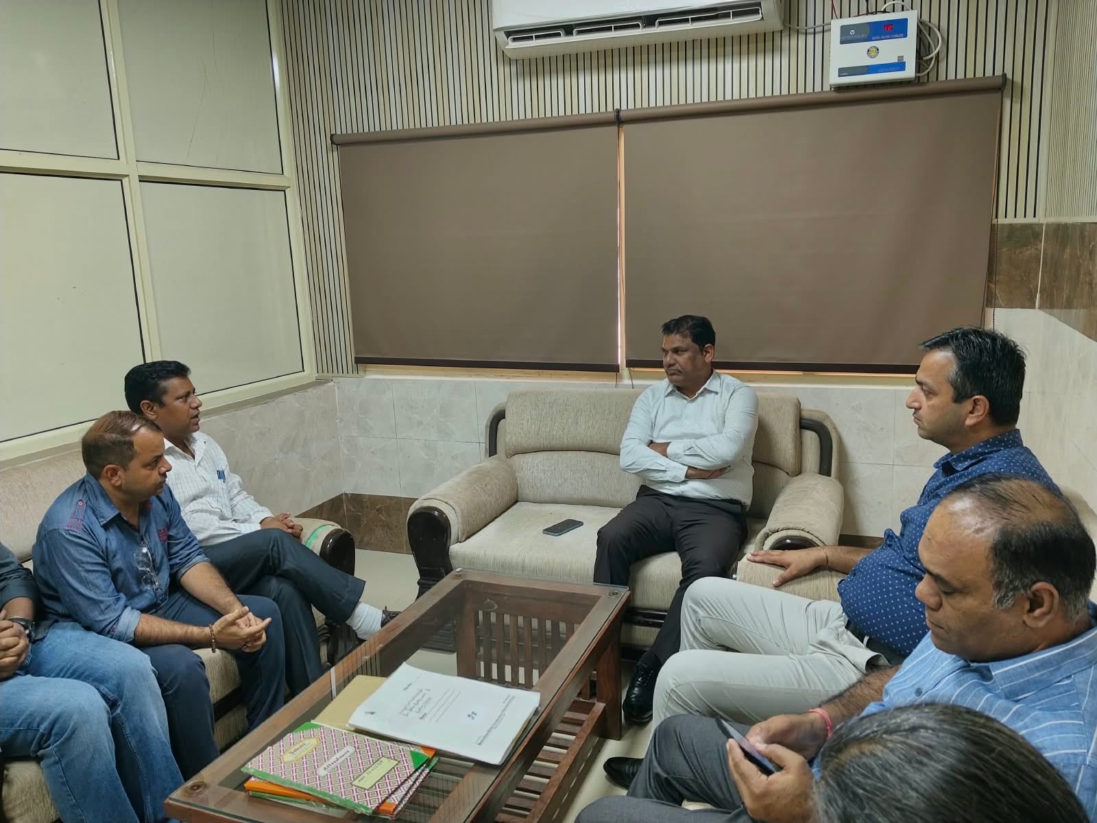 अस्पताल में बैठक लेते हुए एसडीएम संवाद