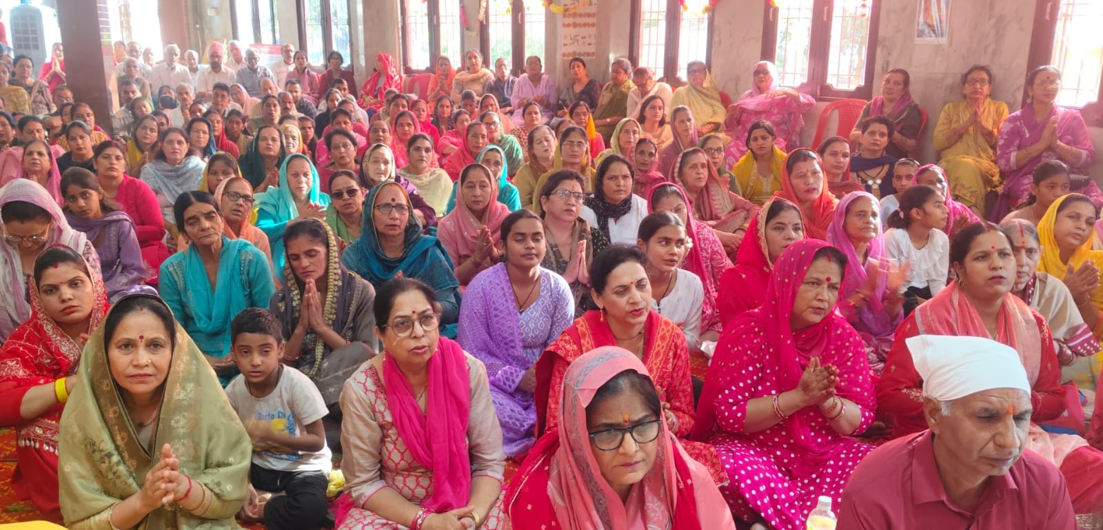 बाबा विश्वकर्मा मंदिर में चल रही कथा में मौजूद श्रद्धालु। स्रोत: जागरूक पाठक