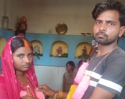 love couple stopped on way for court marriage married at baba pandeshwar dham