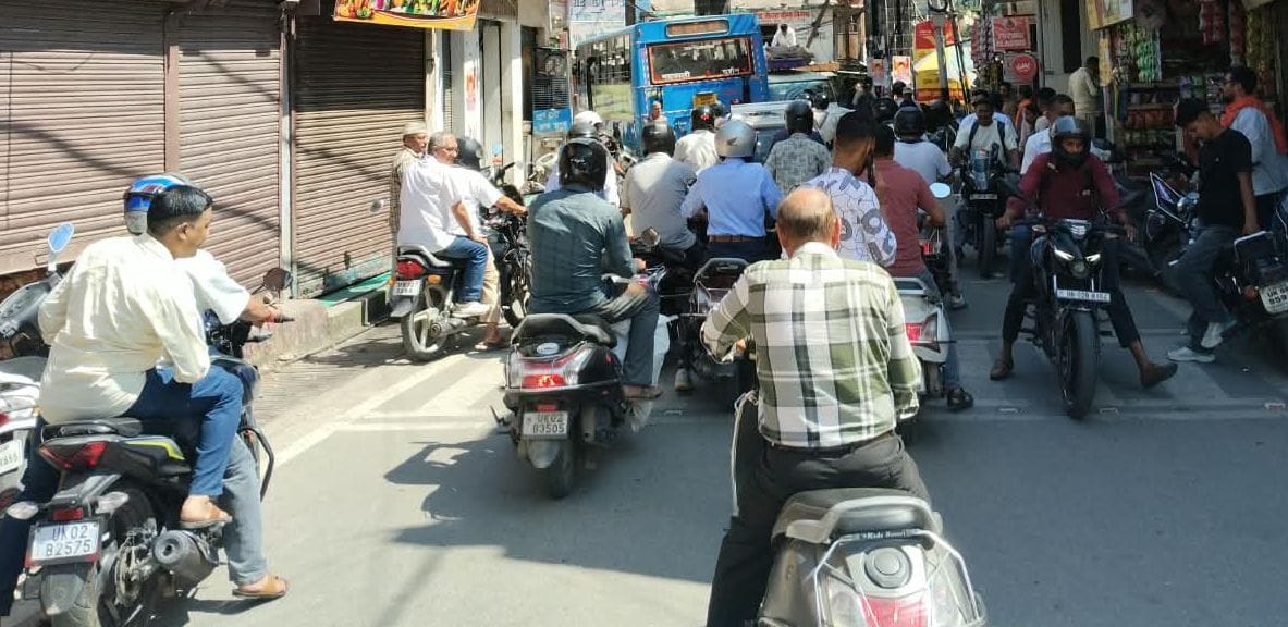 बागेश्वर के माल रोड में लगा चक्का जाम। 