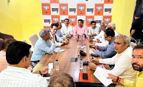 भाजपा कार्यालय पर आयोजित बैठक को संबोधित करते क्षेत्रीय महामंत्री रुपेंद्र सैनी। स्रोत पार्टी