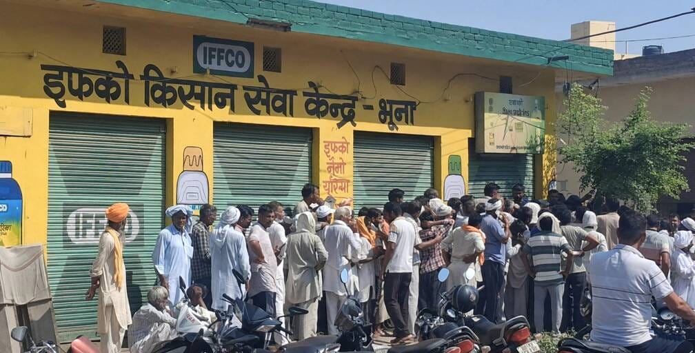 भूना।भूना।डीएपी लेने के लिए इफको किसान सेवा केंद्र पर किसानों की