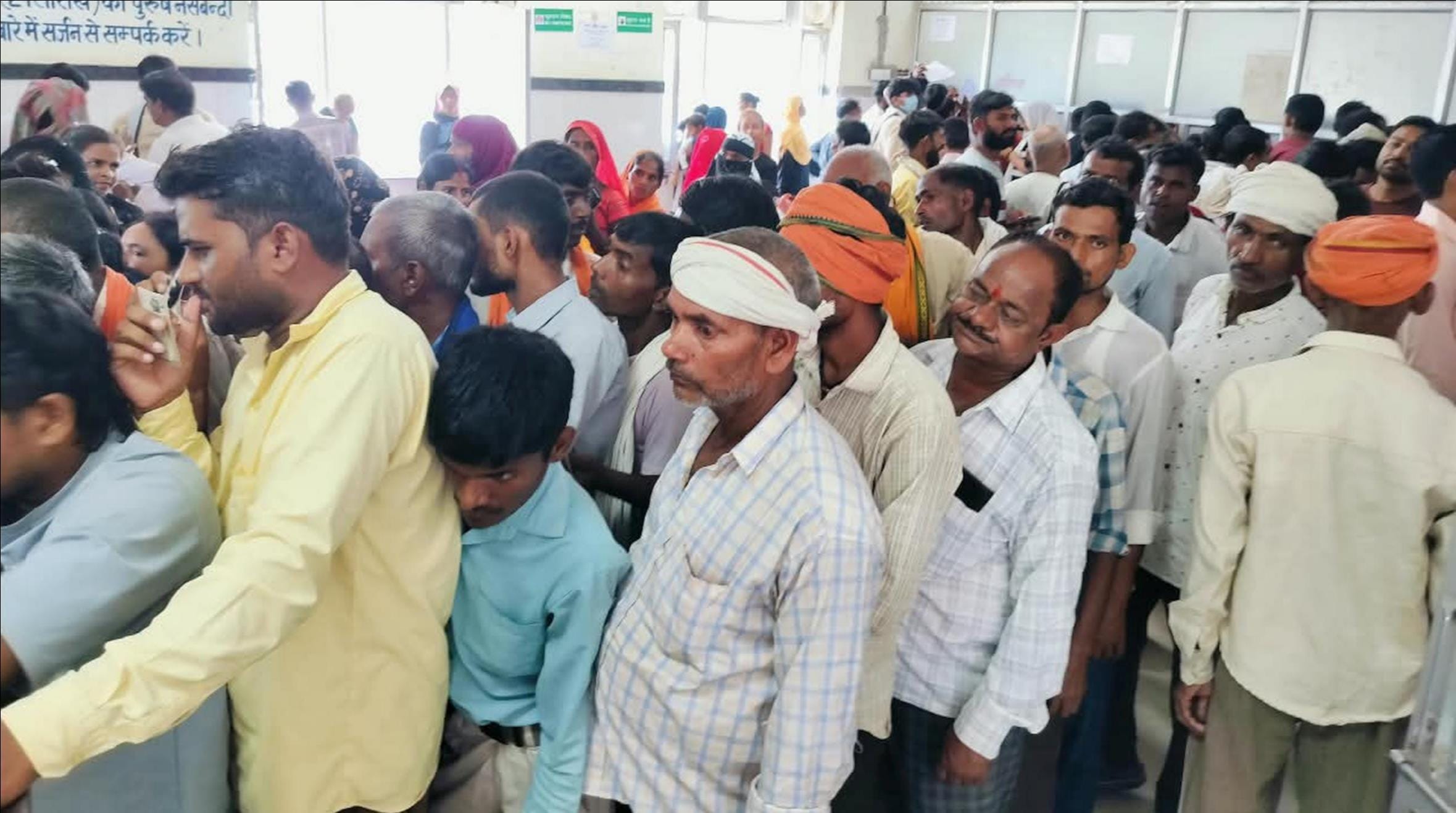 बहराइच मेडिकल कॉलेज में परचा काउंटर पर लगी लाइन।