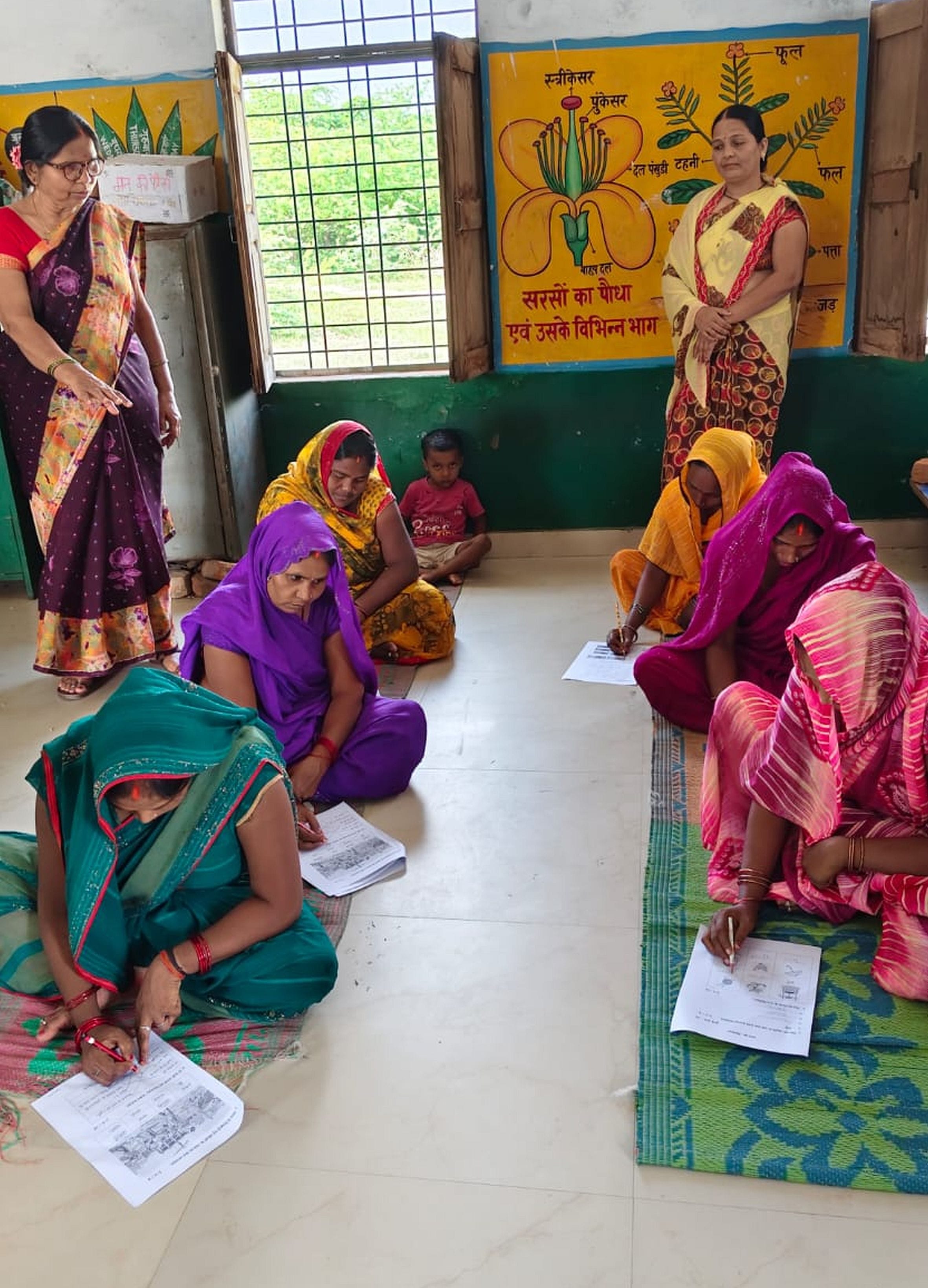  भादर के प्राथमिक विद्यालय खानापुर में साक्षरता परीक्षा देती महिलाएं। स्रोत - विभाग
