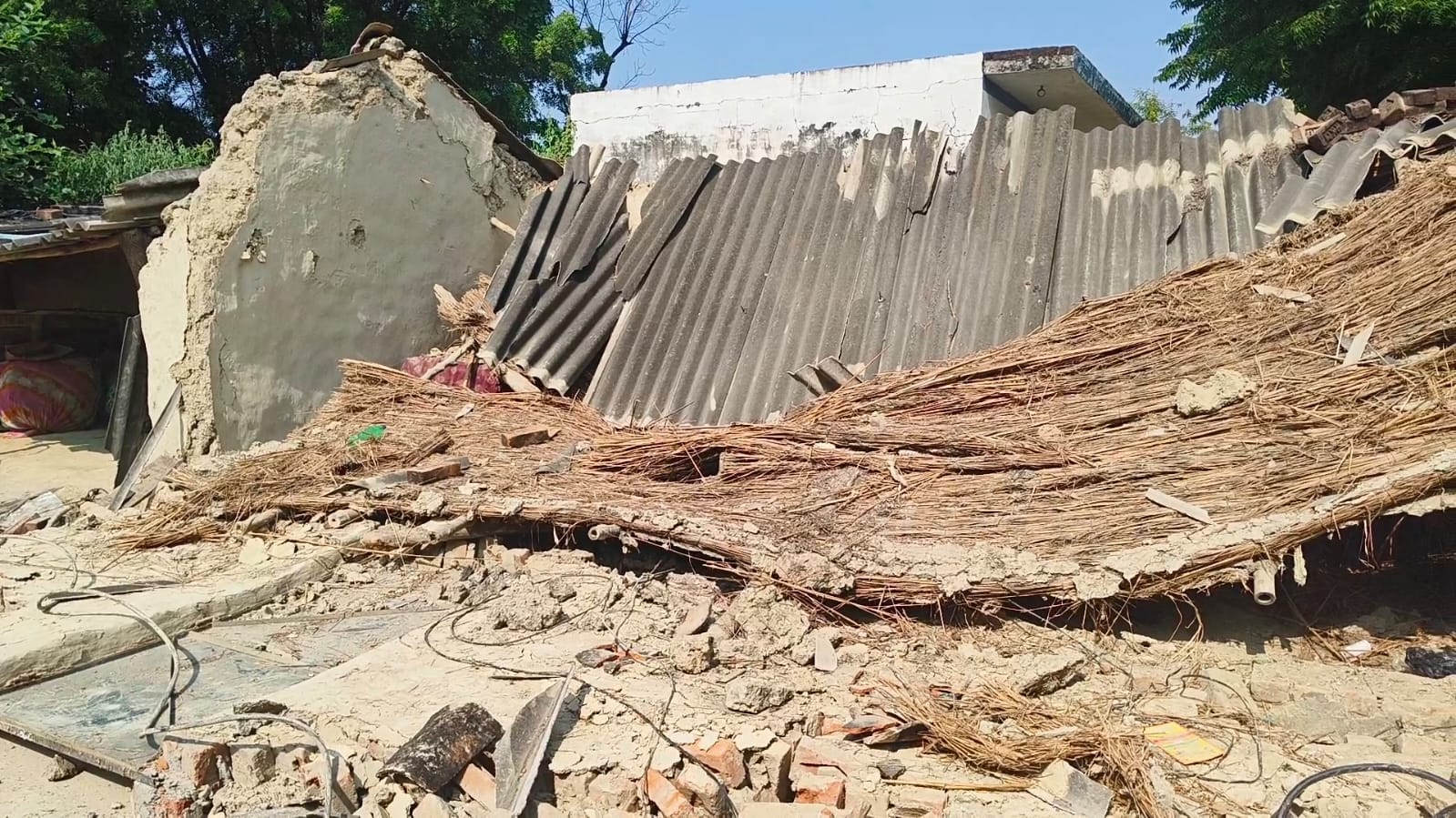 भादर के संसारीपुर में गिरा मकान। स्रोत : स्थानीय
