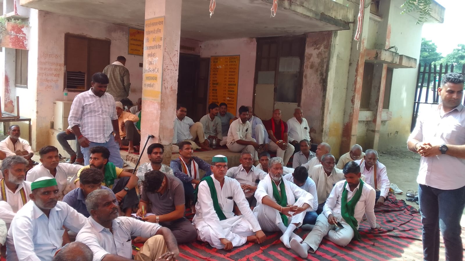 बिजलीघर पर समस्याओं को लेकर धरना देते भाकियू के कार्यकर्ता। स्रोत : स्वयं