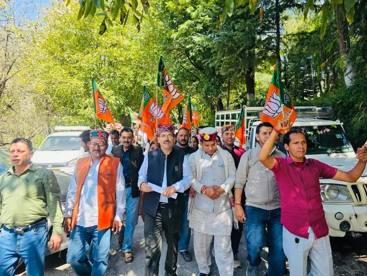 BJP Mandal protests against the dilapidated condition of roads.