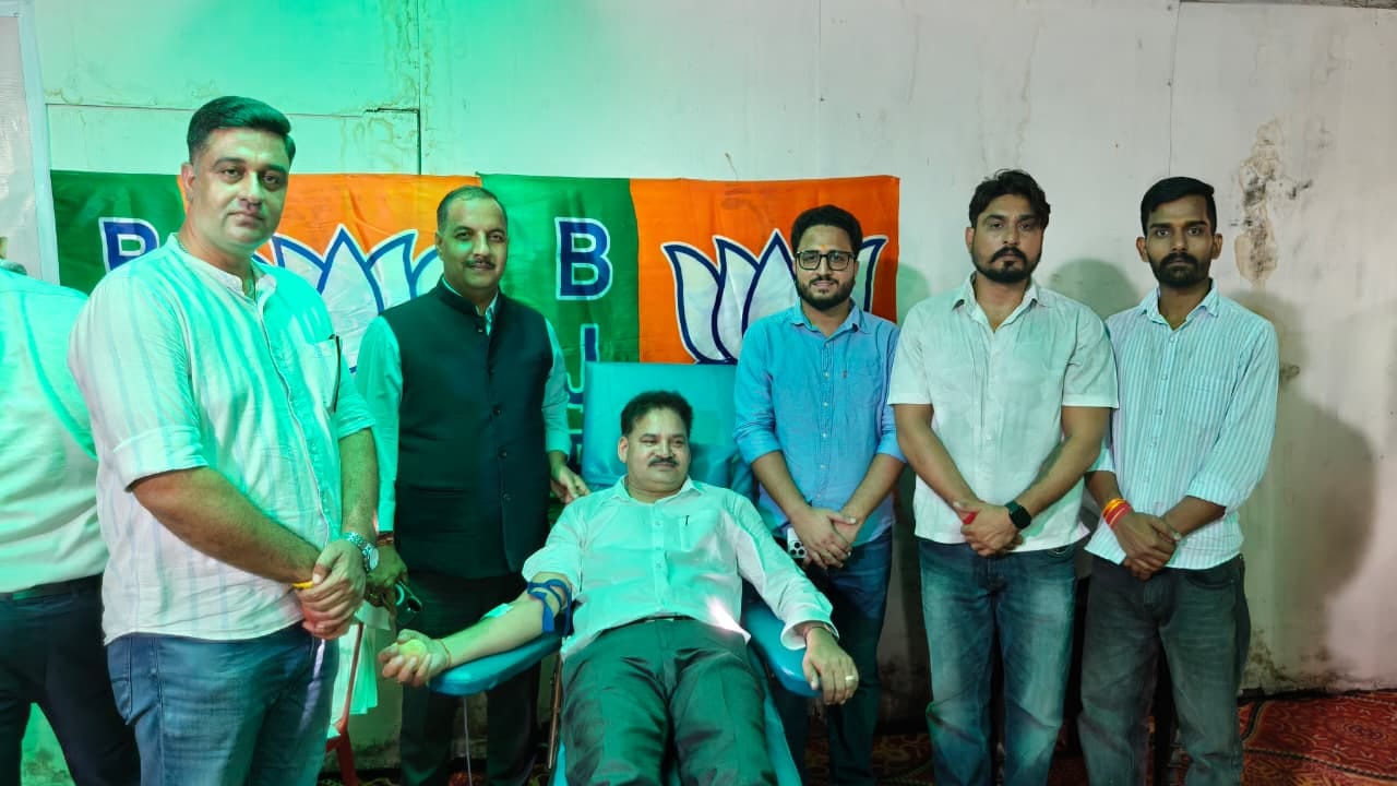 बिलासपुर में सेवा संकल्प अभियान के तहत रक्तदान करते भाजका कार्यकर्ता। स्रोत: भाजपा