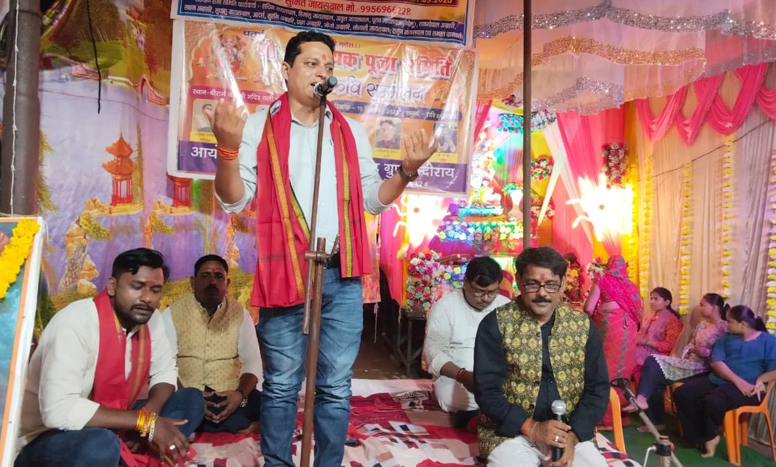  बल्दीराय में आयोजित कवि सम्मेलन में काव्य पाठ करते कवि अभिमन्यु शुक्ल तरंग। स्रोत-आयोजक