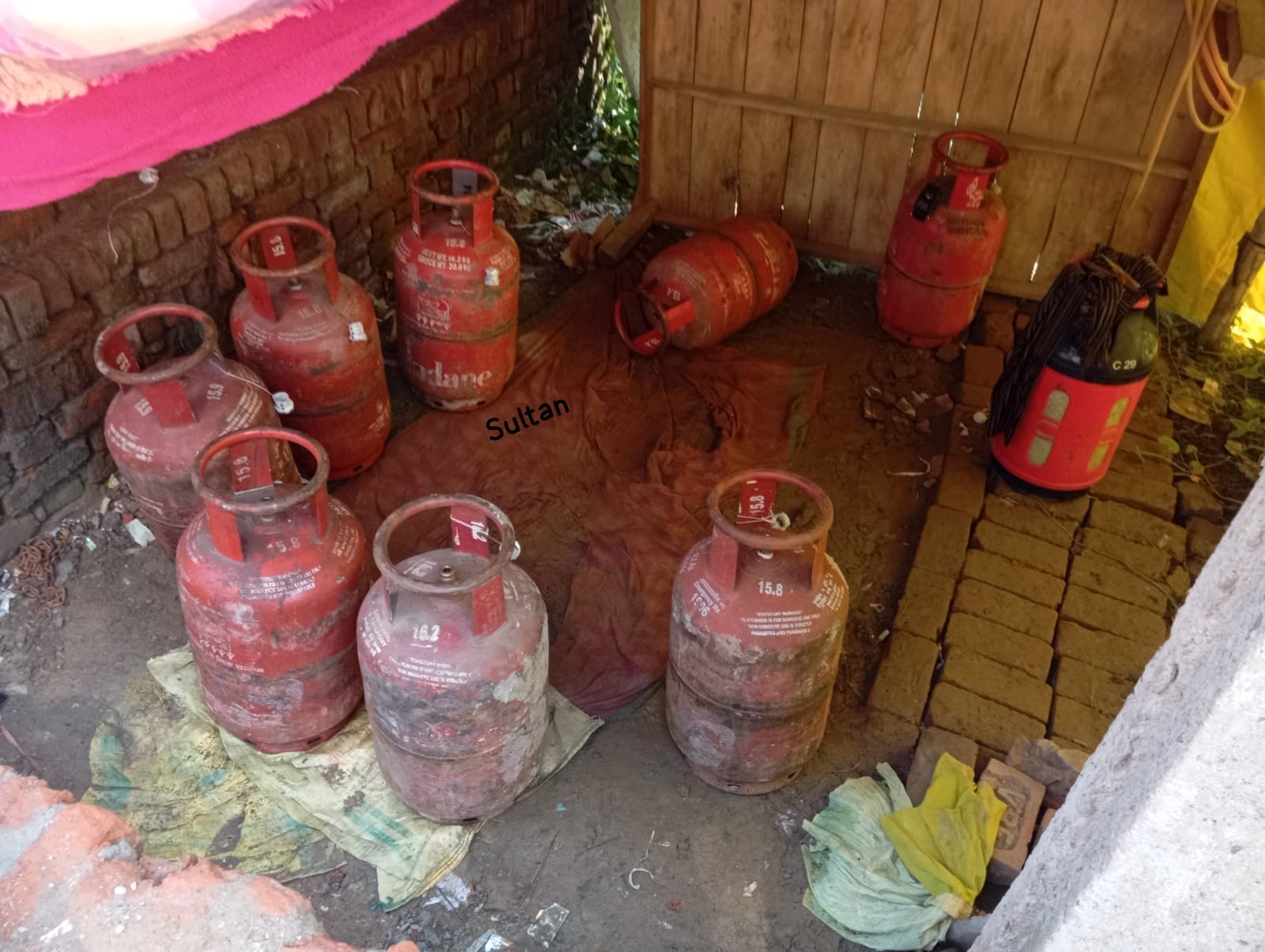 बरामद सिलिंडर।