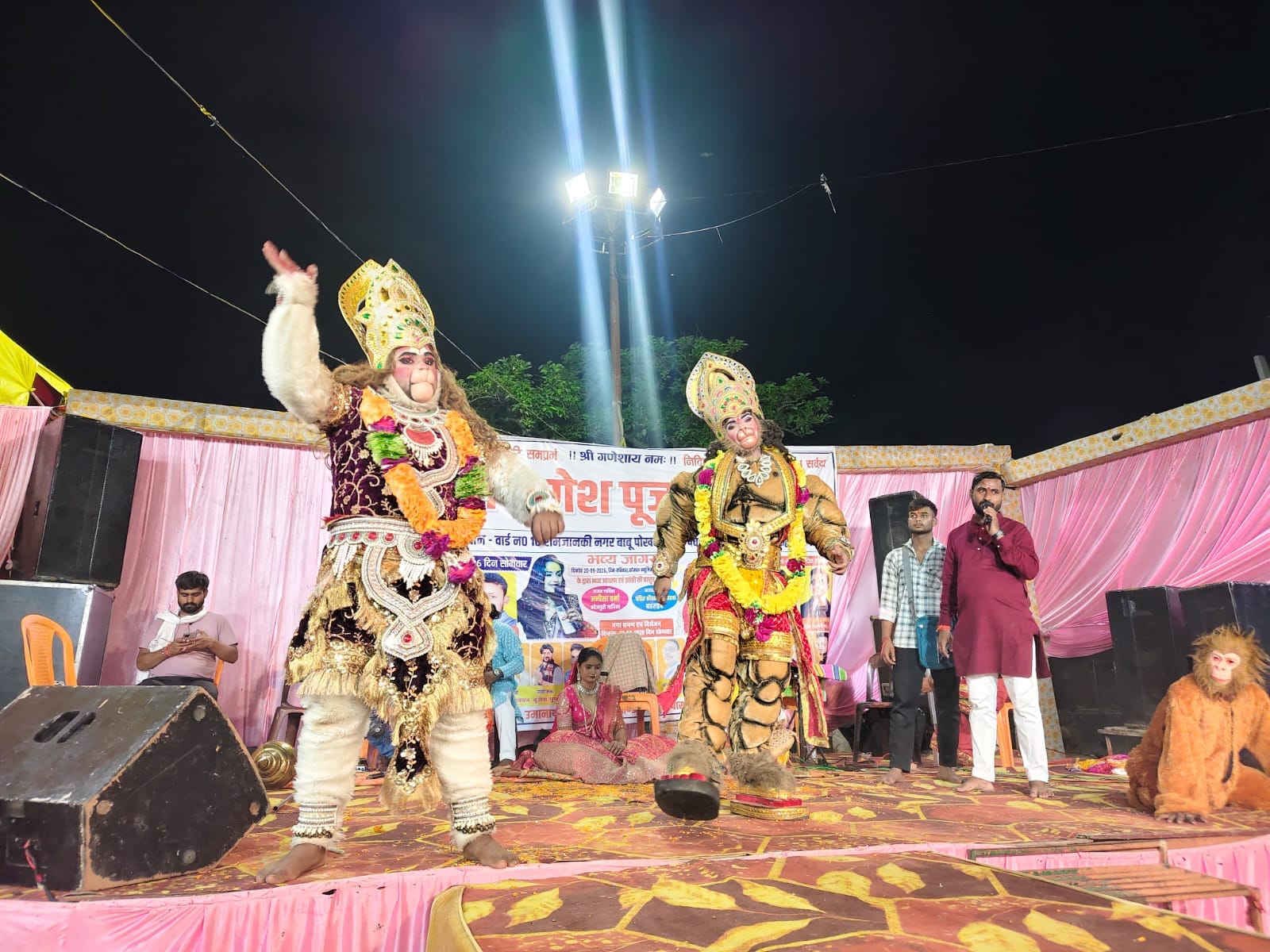 बिस्कोहर के बाबू पोखरा स्थित गणेश पंडाल में आयोजित कार्यक्रम प्रस्तुत करते कलाकार। संवाद