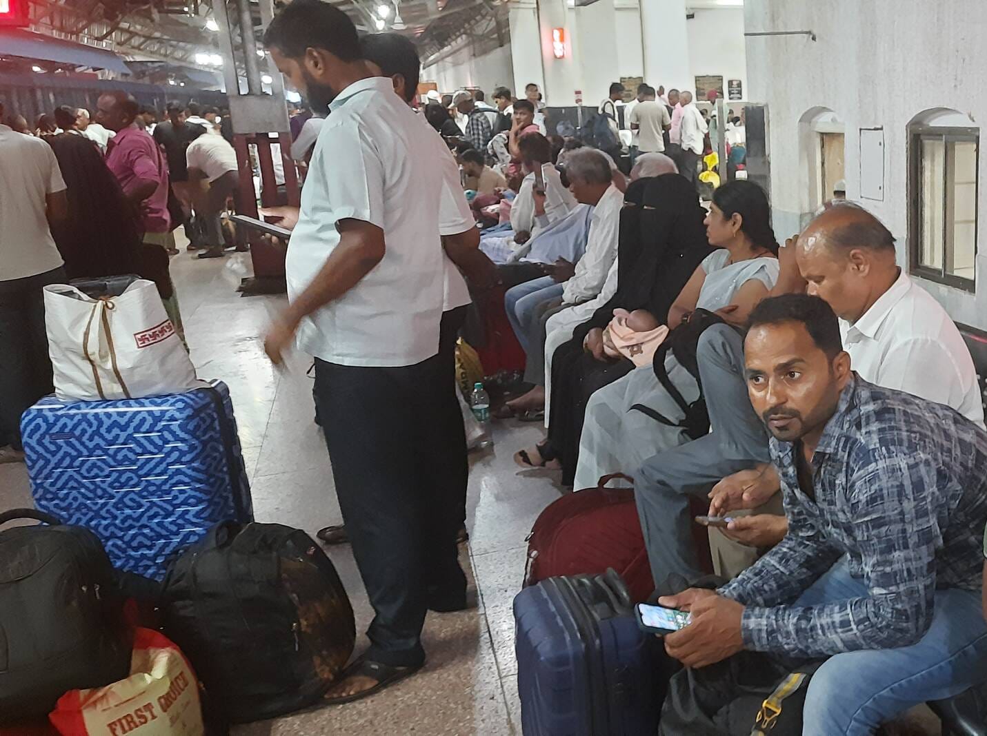 बस्ती रेलवे स्टेशन पर ट्रेन की प्रतीक्षा करते यात्री।संवाद