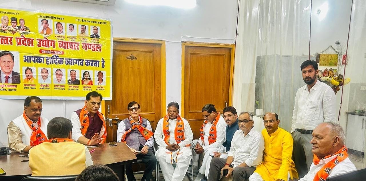 बैठक करते व्यापारी।