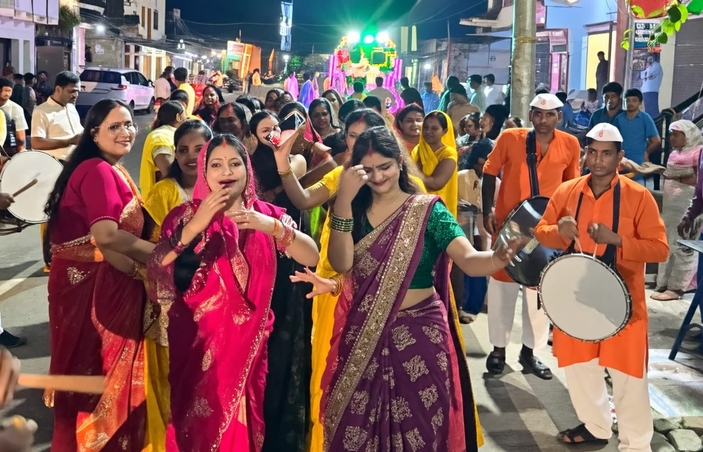 बिंद्राबाजार में विसर्जन जुलूस में  नाचती- गाती महिलाएं। संवाद