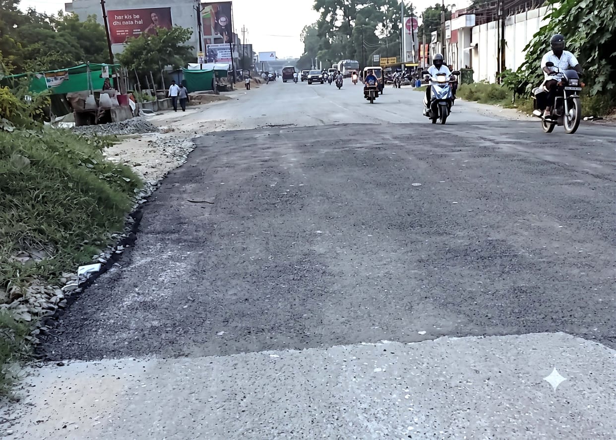 Preparations for the international carpet fair gain momentum; roads being repaired.