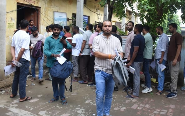 चारबाग स्थित बप्पा श्री नारायण वोकेशनल गर्ल्स इंटर कॉलेज से आबकारी सिपाही भर्ती की परीक्षा देकर