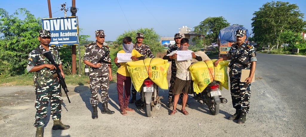 चित्र परिचय। बढ़नी सशस्त्र सीमा बल द्वारा पकड़ा गया का तथा तस्कर। स्रोत एसएसबी