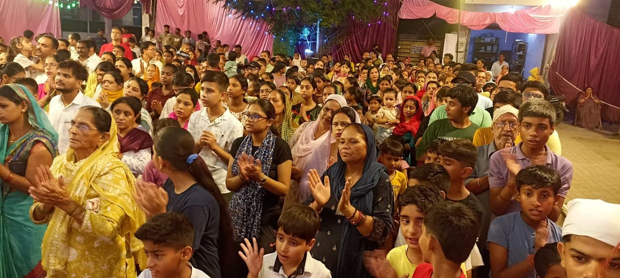 Devotees offered *modaks* to Ganpati Bappa.