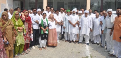 डीएम कार्यालय पर बदनौली हत्या कांड को लेकर डीएम से मिलने पहुंचे जाट समाज के लोग। संवाद