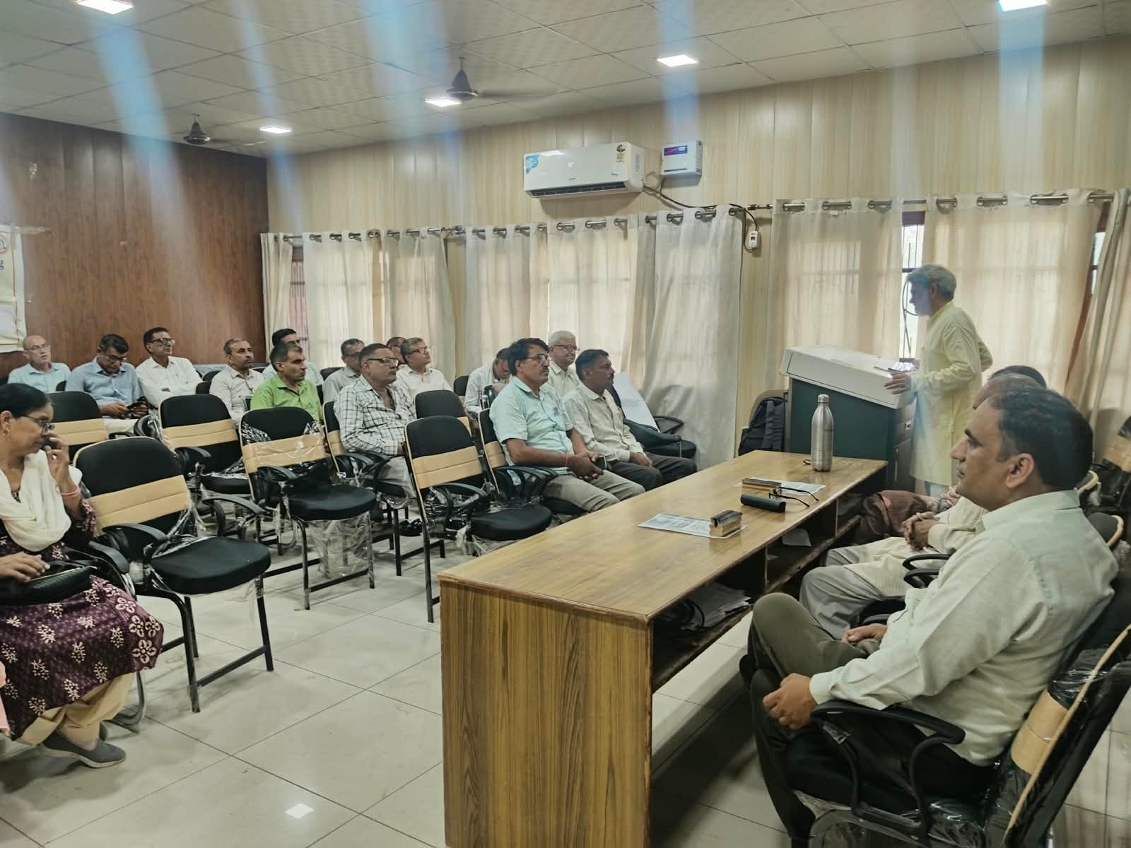 डाइट बिरही कलां में टीजीटी प्रशिक्षण में शामिल शिक्षक। 