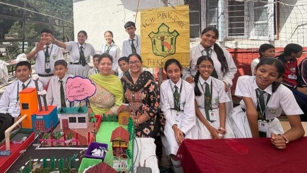 डीपीएस स्कूल के विद्यार्थी और शिक्षक। स्कूल प्रबंधन
