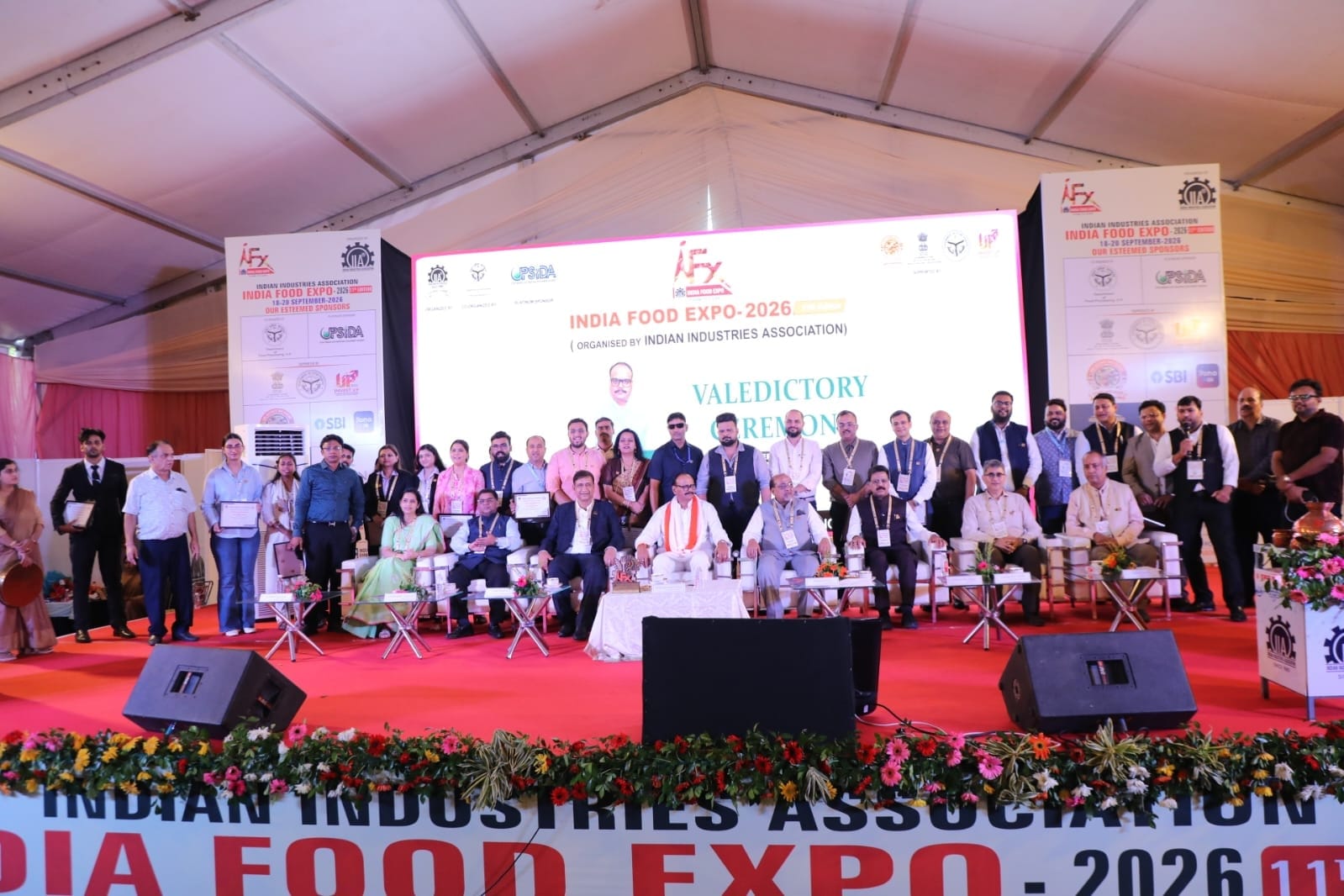 फूड एक्सपो के समापन समारोह में मौजूद उप मुख्यमंत्री ब्रजेश पाठक और आईआईए के पदाधिकारी।