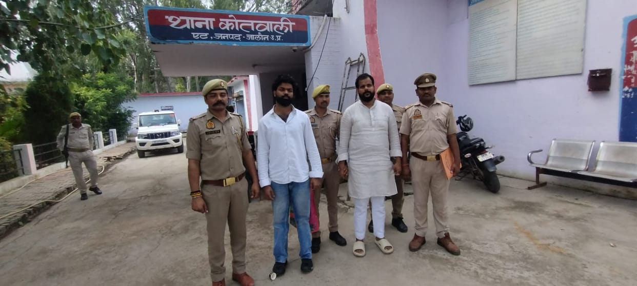 Two arrested with three pistols and 12 cartridges in two Fortuners.