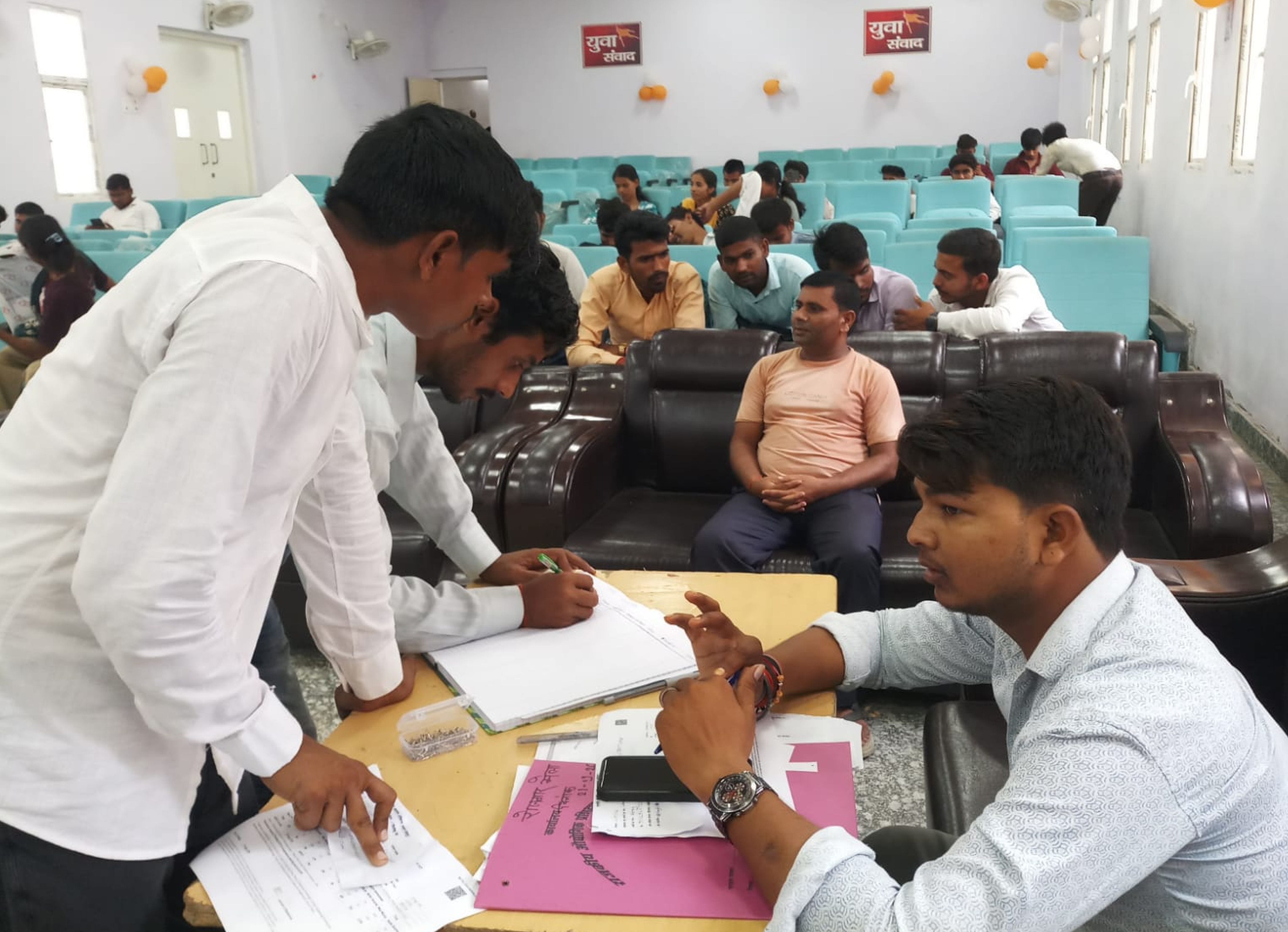 फोटो-15-आईटीआई में आयोजित रोजगार मेले में पंजीकरण कराते अभ्यर्थी। संवाद